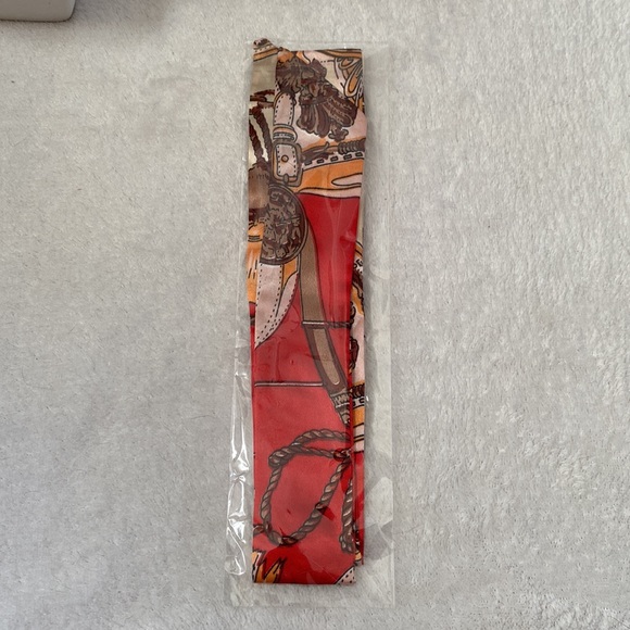 🆕NIP: Twilly Multipurpose Silk/Polyester blend Scarf- Cream/Pink/Brown/Red - Picture 2 of 3